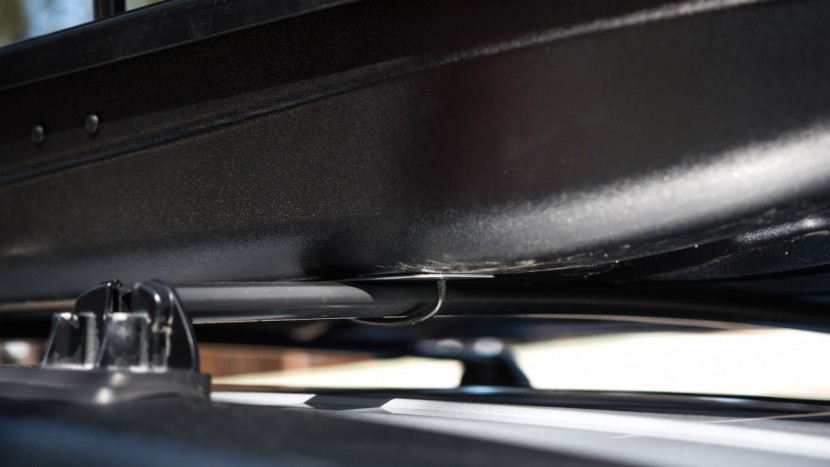 sportrack vista xl - the underside of the sportrack&#039;s u-bolt mounting system.