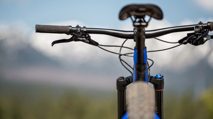 specialized fuse expert 6fattie 2017 - the tranzx remote is tucked neatly under the bar and has a smooth...