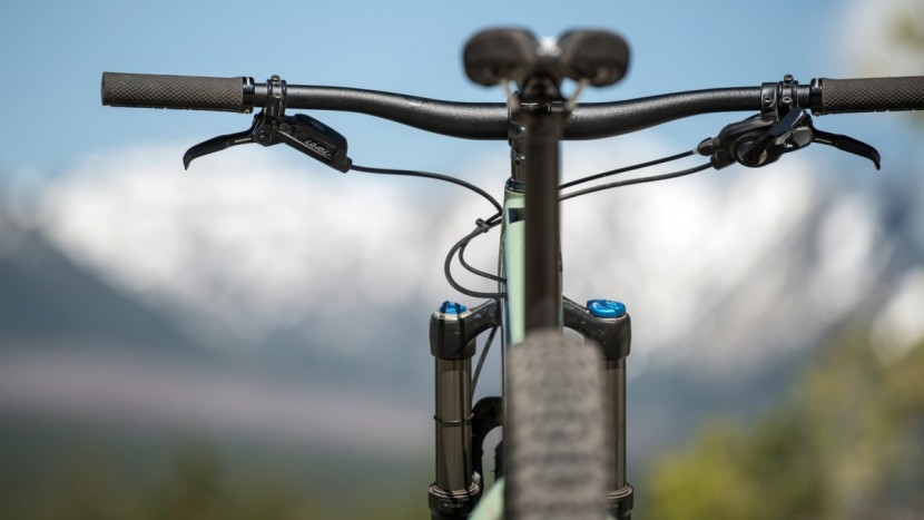 santa cruz chameleon r1+ - 35.0mm raceface bars and stems offer sharp and responsive steering.