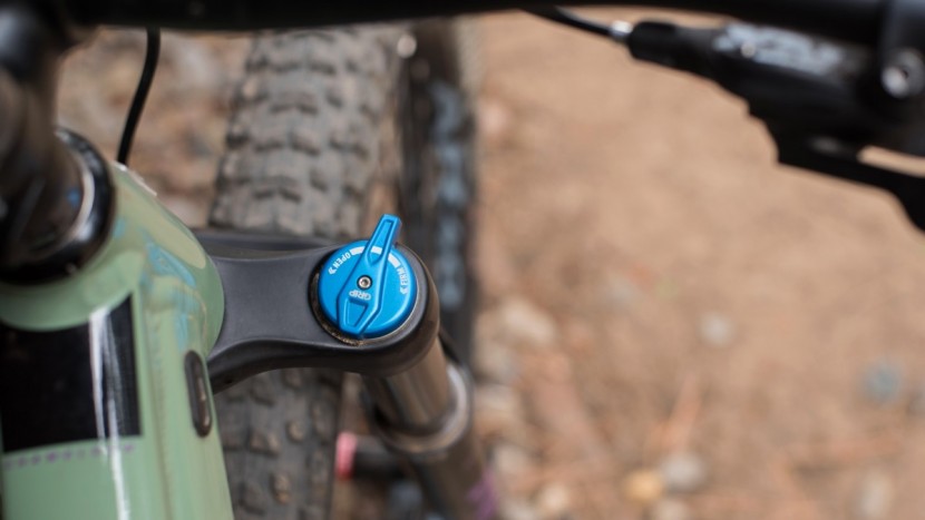 santa cruz chameleon r1+ - fox&#039;s grip damper is simple and effective.