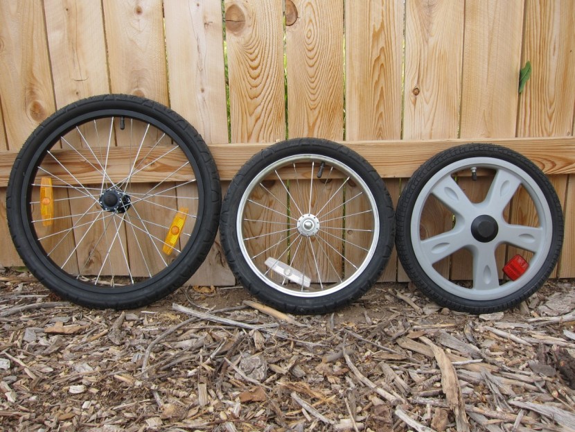 bike trailer - the 20&quot; wheel of the burley bee (left) and the 16&quot; wheels of the...