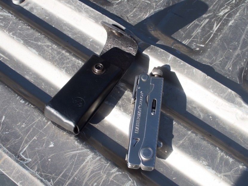 leatherman crunch - the leatherman crunch with included leather sheath.