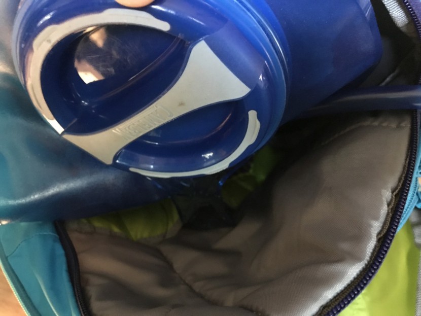 camelbak m.u.l.e. - the big 4" cap of the crux bladder.