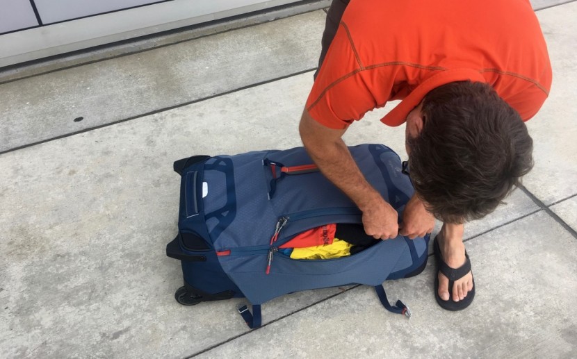 eagle creek gear warrior wheeled - when fully loaded, this bag was harder than most to zip shut.