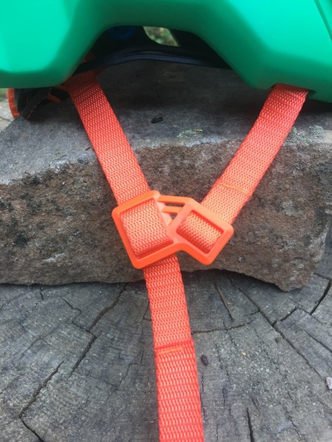 leatt dbx 3.0 all mountain - the leatt dbx 3.0's strap splitter wasn't our favorite.