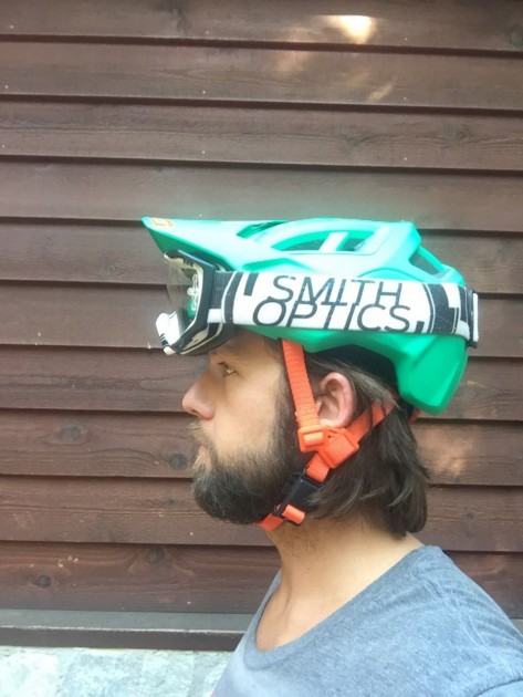 leatt dbx 3.0 - easy goggle placement while ascending a long climb!