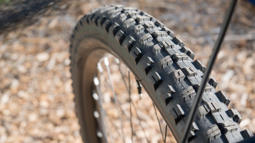 santa cruz hightower lt xe 2018 - 2.4-inch maxxis minion dhr ii tires hold tight in the turns.