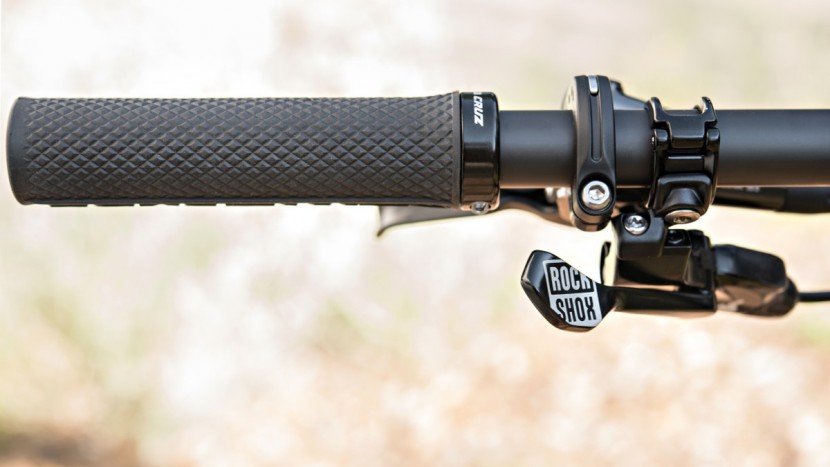 santa cruz hightower lt xe 2018 - the rockshox reverb dropper post performed reliably during our short...