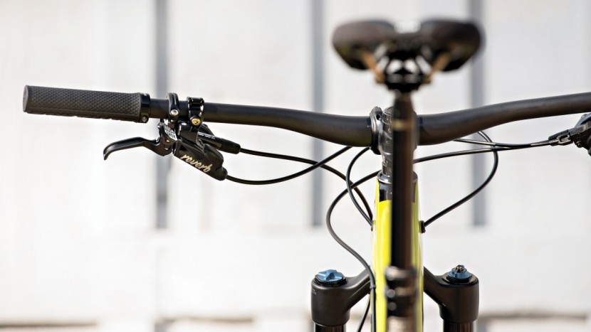 santa cruz hightower lt xe 2018 - the 800mm bars offer stability but are a liability in tight spaces.