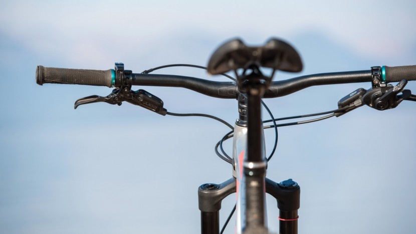 liv pique sx 1 2018 - the pique sx features reasonably wide, 750mm bars.