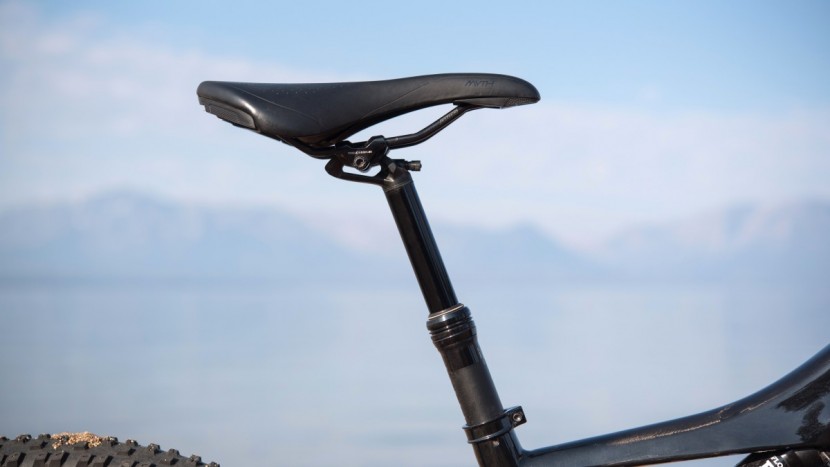 specialized women's camber comp carbon 650b 2018 - the command post ircc came with scary high pressure. letting some...