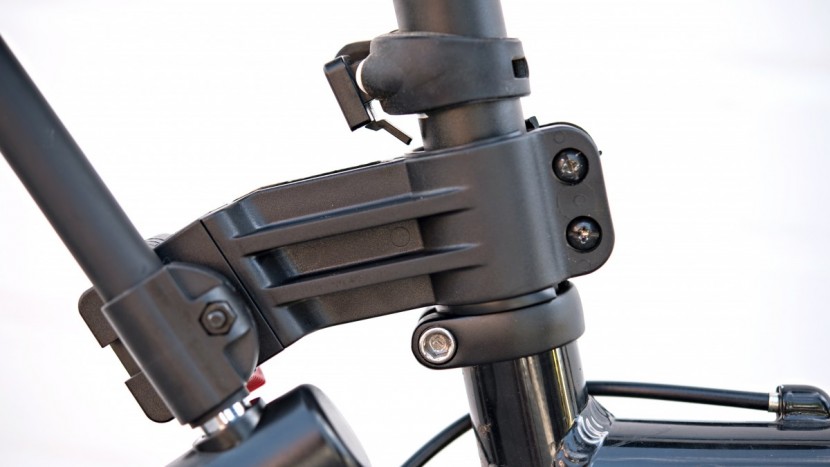 cocoweb armbar combo - this mount is big and requires the lock to be positioned off-center...