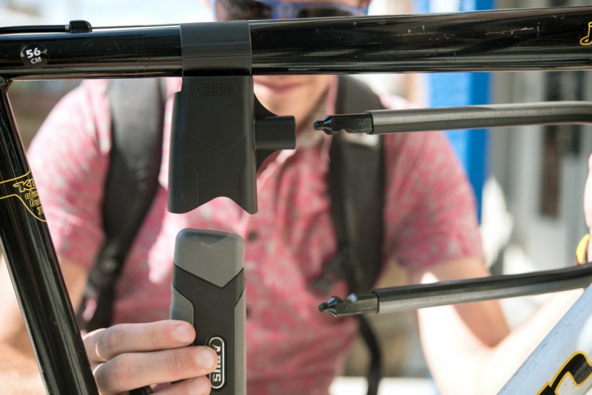 insert the "u" and the crossbar into the frame mount separately.