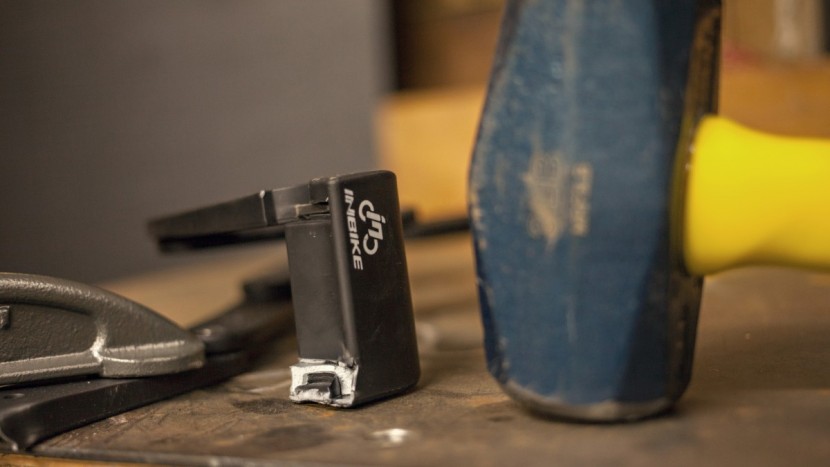 inbike 8 joints alloy steel folding lock - defeat by hammer. it only took one solid blow.