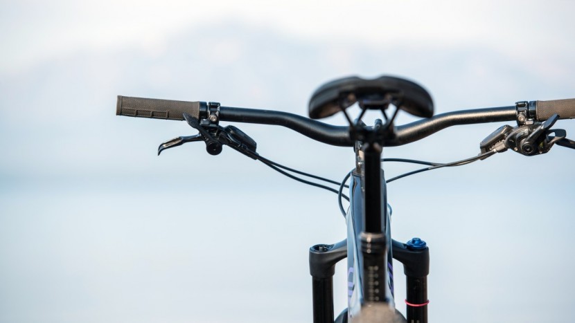 specialized women's camber comp carbon 650b 2018 - narrow, 720mm handlebars are an interesting specification.