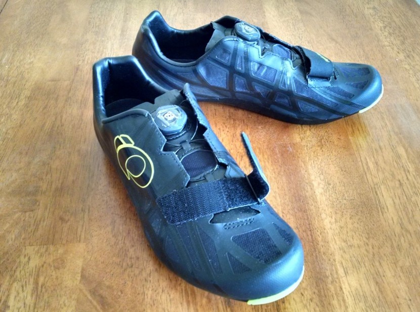 pearl izumi race road iv - the izumis use a single bi-directional boa dial and toe strap to...