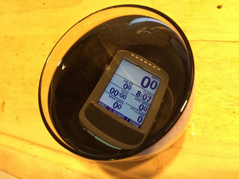 wahoo fitness elemnt bolt - the elemnt bolt fully submerged in a glass of water, while its on!