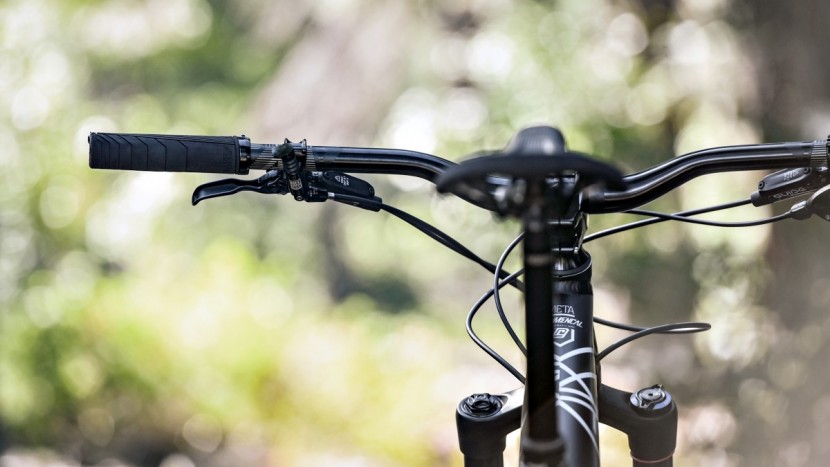 commencal meta am 4.2 essential - the cockpit was spec&#039;d with ride alpha components, commencal&#039;s...