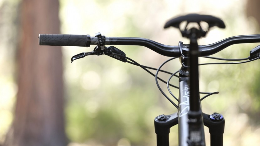 commencal meta tr 4.2 essential 2017 - 780mm bars are wide without being obnoxiously wide.