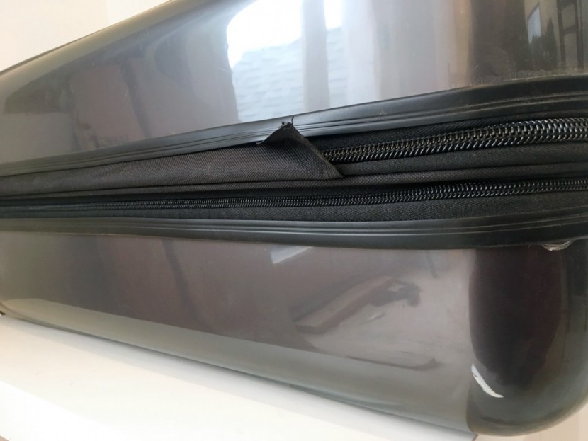 delsey helium titanium 25&quot; - already showing signs of wear: a failing hinge and a hefty...