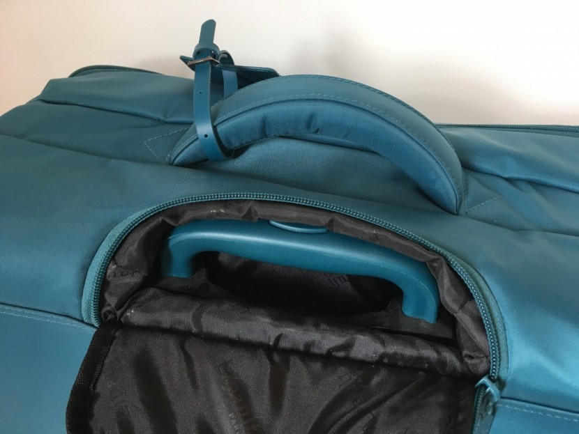 lipault paris original plume 26&quot; - the collapsible hideaway handle that requires two hands to extend...