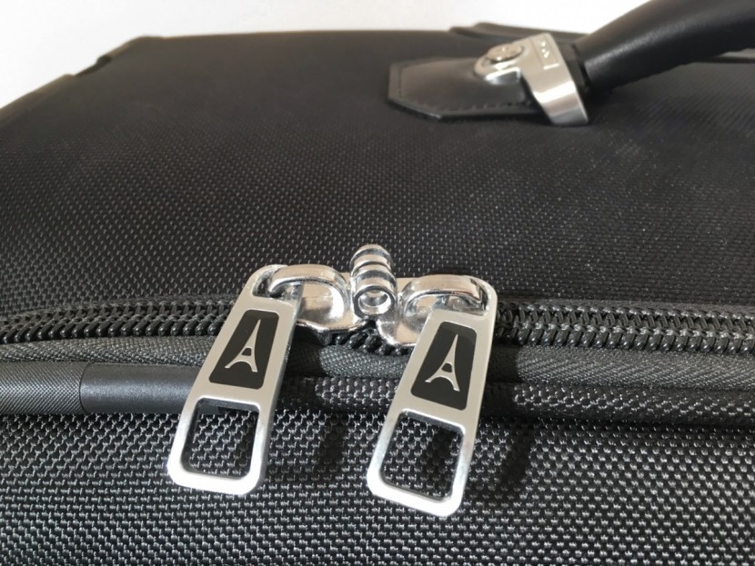 travelpro platinum magna 2 26&quot; - heavy-duty yet stylish branded zipper pulls all around.