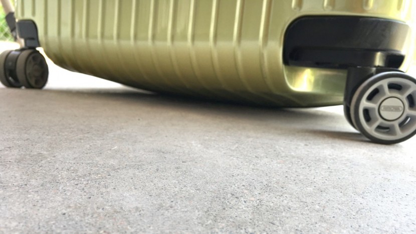 rimowa salsa air 29&quot; - the low clearance of this bag allowed some belly-dragging to occur.