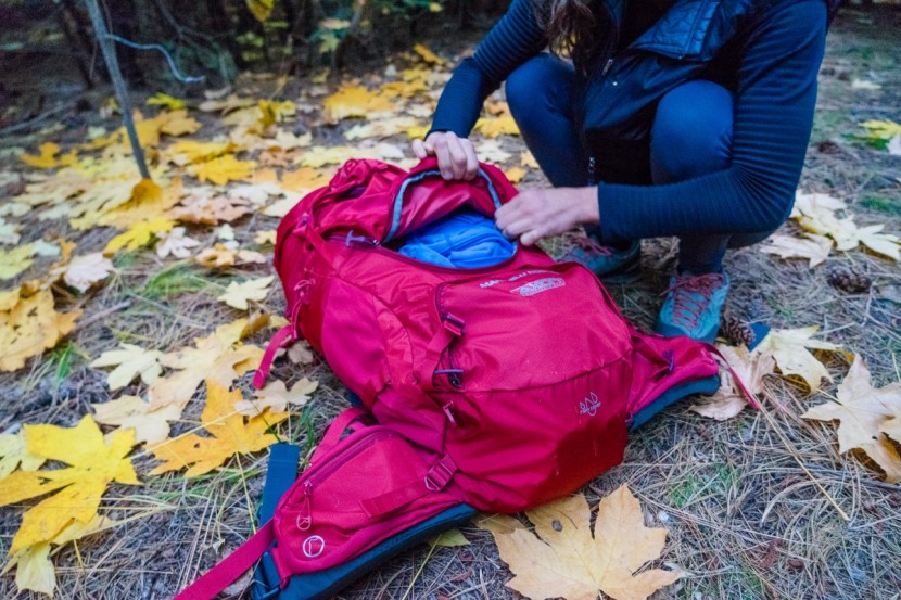lowe alpine manaslu - the u-shaped zipper allows for easy access into the main compartment...