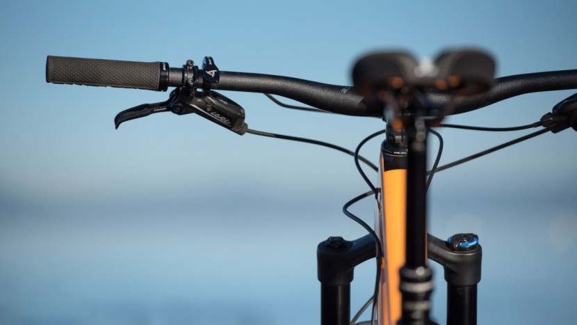 santa cruz hightower c r 2018 - sram level t brakes faded and pumped up on longer descents.