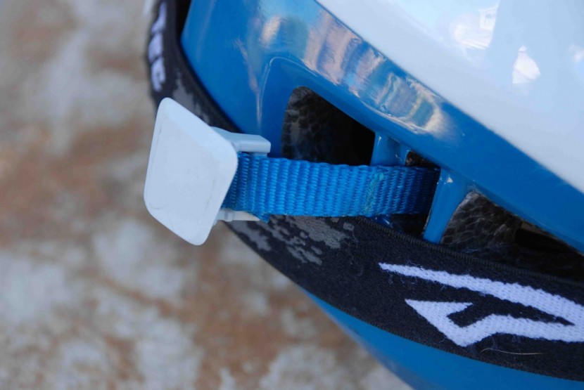 edelrid shield ii - the headlamp clips pop out easily from the frame of the helmet.