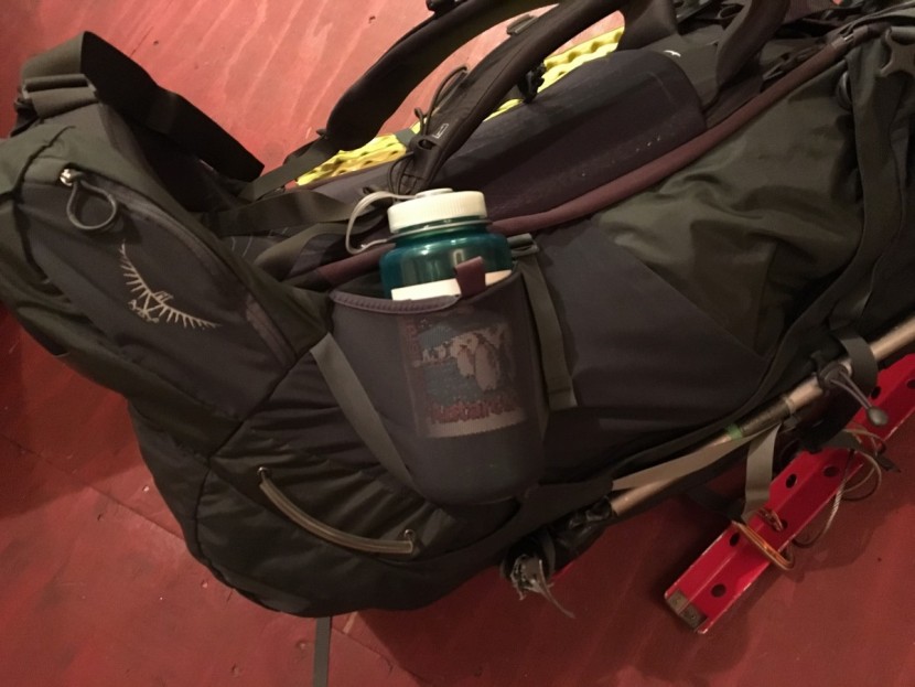 osprey xenith 105 - a very user friendly water bottle attachment.