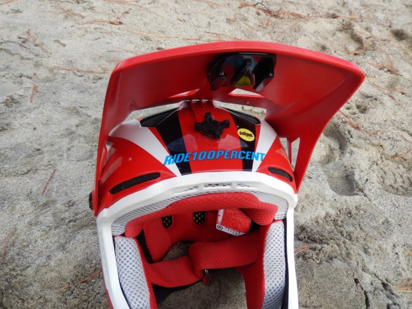 100% aircraft mips - the 100% aircraft utilizes a center screw for the visor.