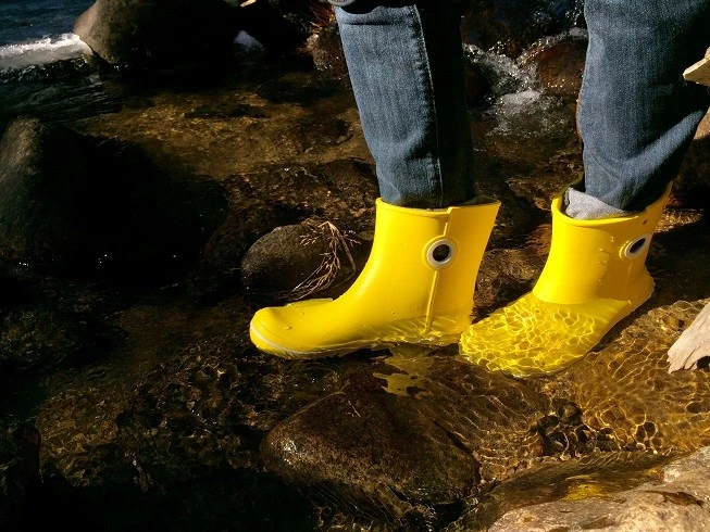 crocs jaunt shorty rain boots women review - the jaunt shorty providing surprising warmth in an icy river at the...