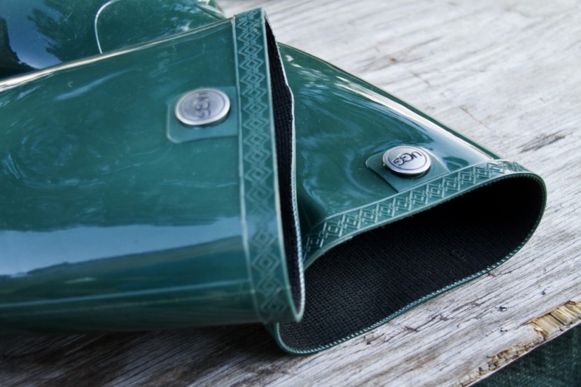 ugg shaye - the very thin lining and the decorative elements of the shaye.