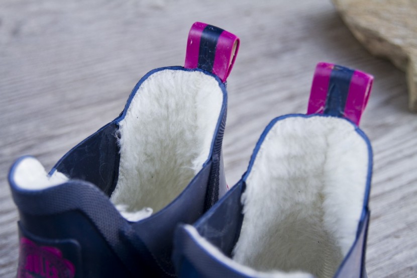 joules wellibob - a closer look at the synthetic &quot;fur&quot; lining and pull tabs of the...