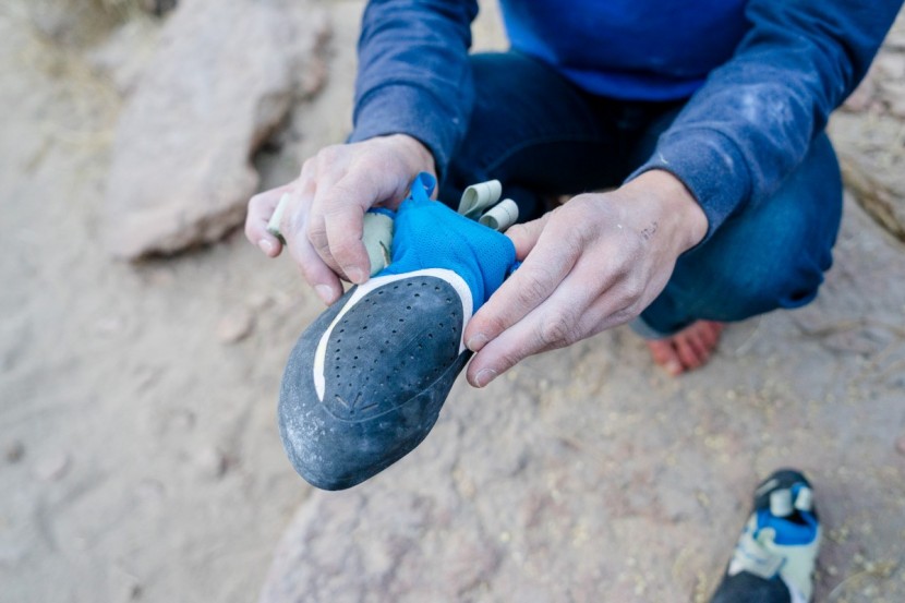 butora acro narrow fit - the fabric sleeve that pads the closure system of the butora is...