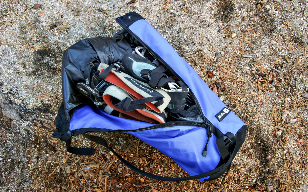 Metolius Dirt Bag II Review (Metolius keeps it simple with this affordable rope bag. We managed to get a 70m rope, harness, shoes, quickdraws, and...)