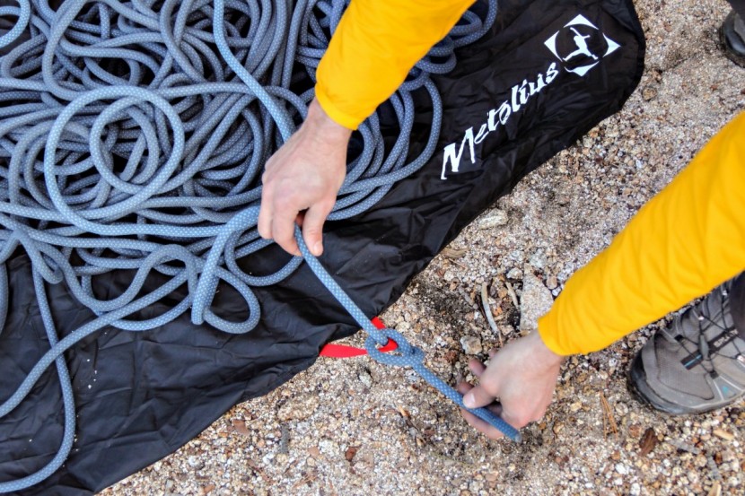 metolius dirt bag ii - the dirt bag ii has two internal tie-in loops (one red, one black)...