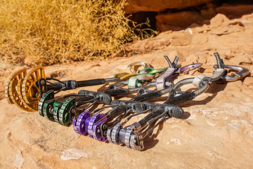 black diamond camalot ultralight - these cams have color-coded anodized aluminum lobes for easy size...