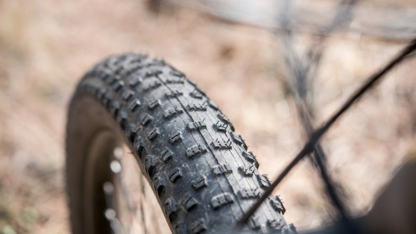 devinci kobain deore 2018 - kenda havok 3.0-inch tires roll fast but feature weak braking bike...