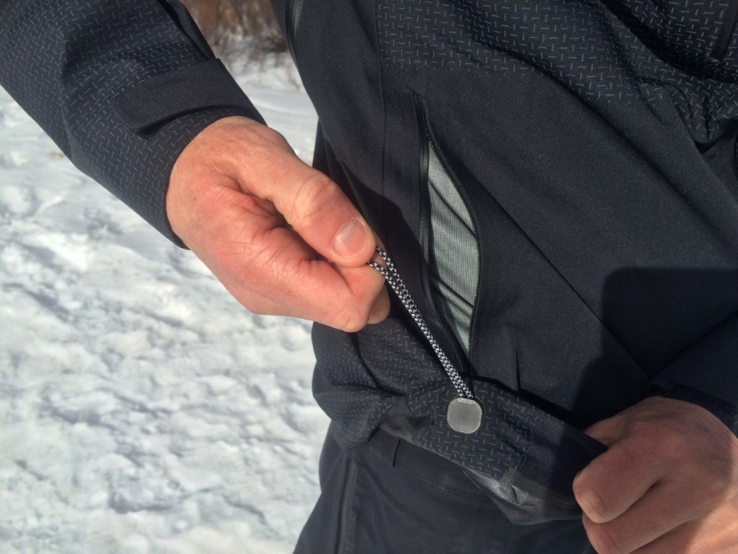 THE NORTH FACE ブラック GORETEX コート THE NORTH FACEの「定番GORE-TEXジャケット」が快適に感じるのは