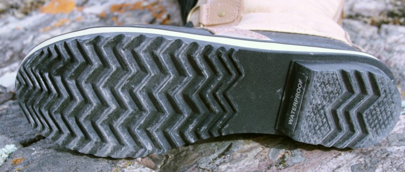 sorel tofino ii - this boot features a wave-like lug pattern that floats on top of the...