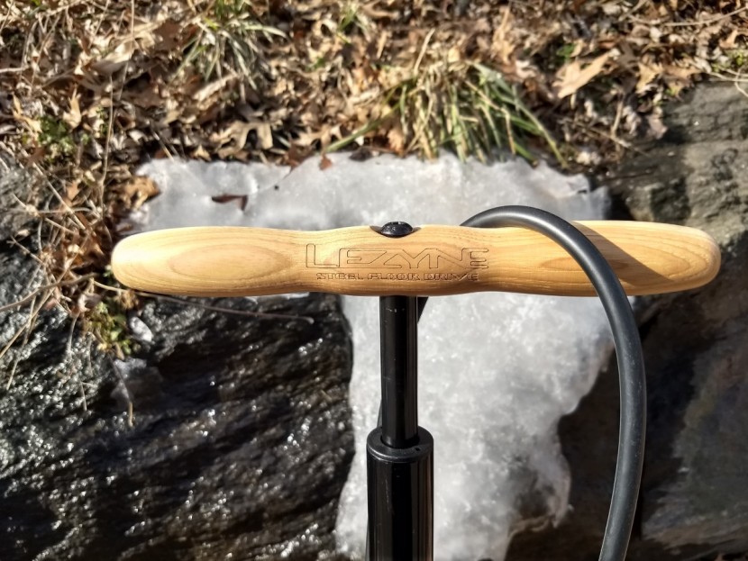 lezyne steel floor drive - the wooden handle is comfortable to use and stylish to look at.