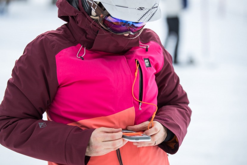 orage nina - the nina&#039;s snow phone leash.