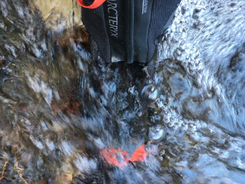 arc&#039;teryx acrux ar - waterproofness testing. we stood in this creek for over a minute. no...