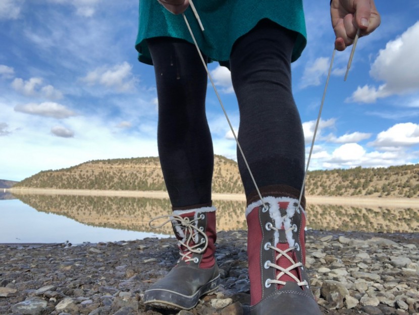 keen elsa - just pull once and the boot stays on.