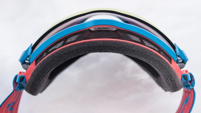 the gap from frame to lens is 1 cm in the open position.