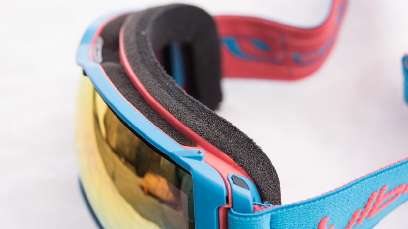julbo aerospace - push on the top corners of the frame to snap the lens back into place.