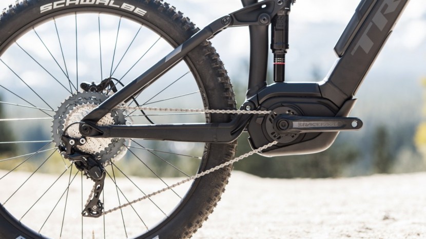 trek powerfly 7 fs plus - the 11-speed shimano xt drivetrain on the powerfly.