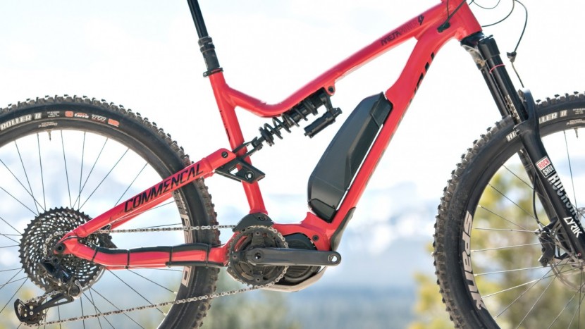 commencal meta power race 650b+ 2018 - the meta power race and its&#039; shimano steps e8000 motor and battery.
